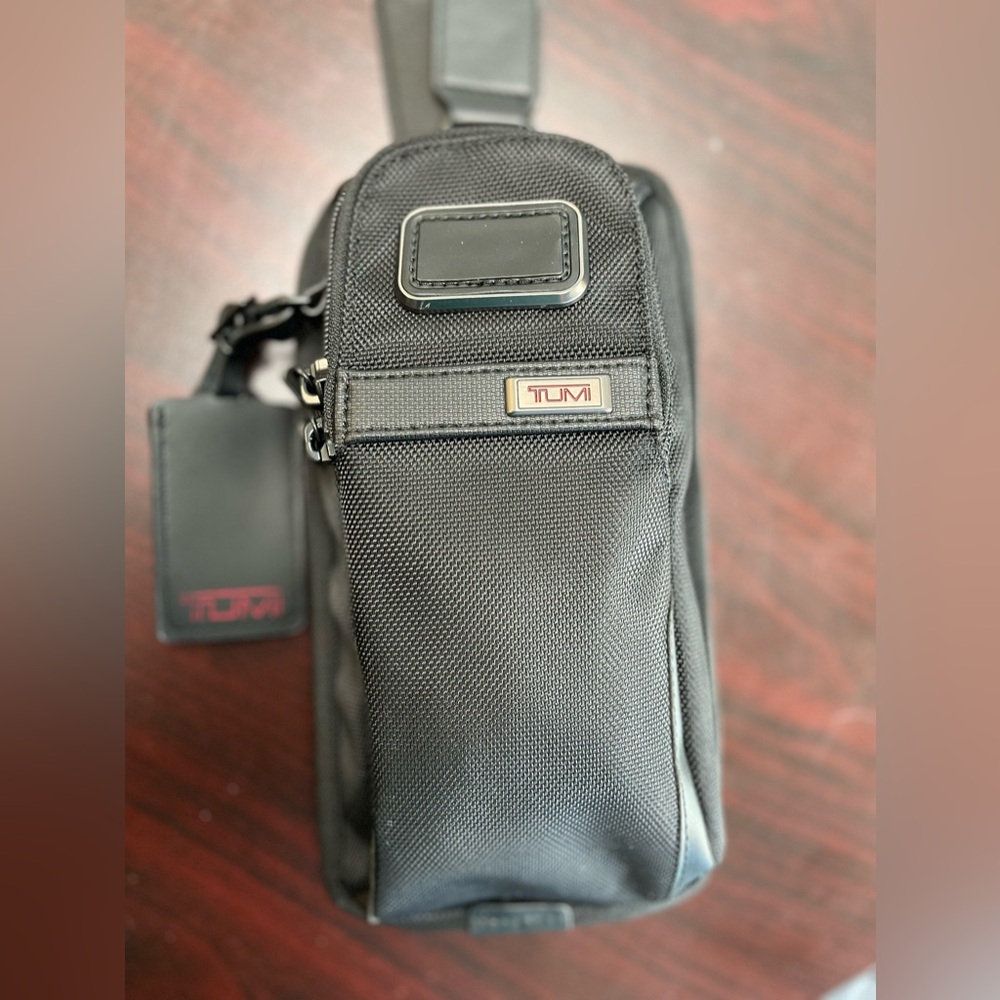 Tumi compact sling